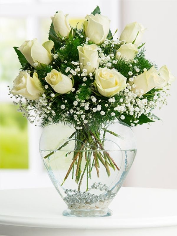 Erzurum Çiçekçi - Kalp Vazoda 10 Beyaz Gül