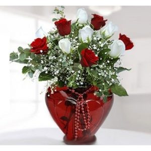 kırmızı gül beyaz gül aranjman sevgiliye çiçek kalp vazo çiçek en ucuz çiçek